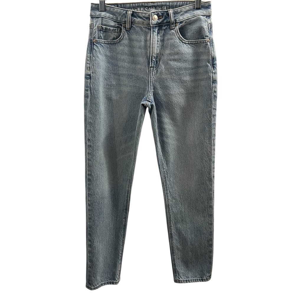 AMERICAN EAGLE JEANS, Sz 2, Strigid Mom Jean Light Wash, High Rise, Straight Leg
